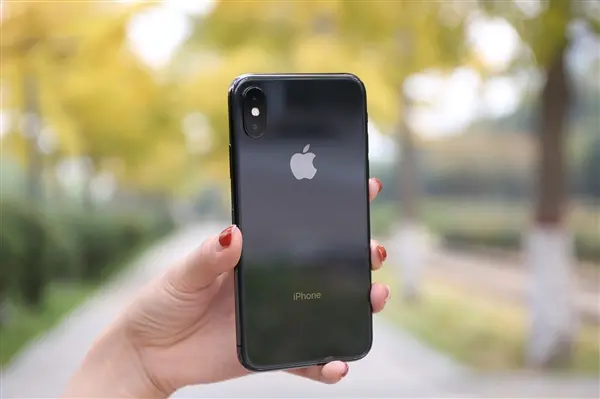 网曝苹果iPhone SE2背部照：换上玻璃后壳