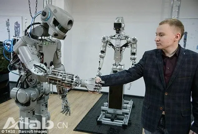 俄罗斯机器人学会双手射击 将上太空工作！