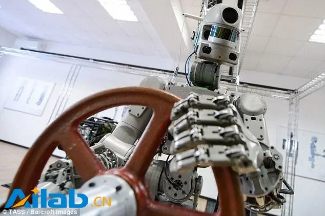 俄罗斯机器人学会双手射击 将上太空工作！