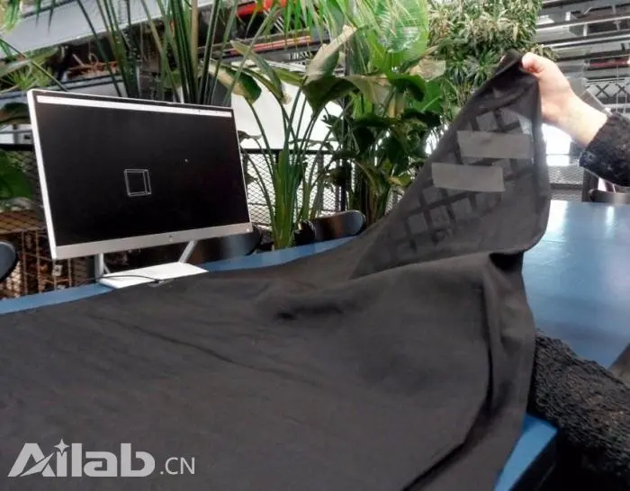 智能织物摊在桌上直接能当巨型触控板
