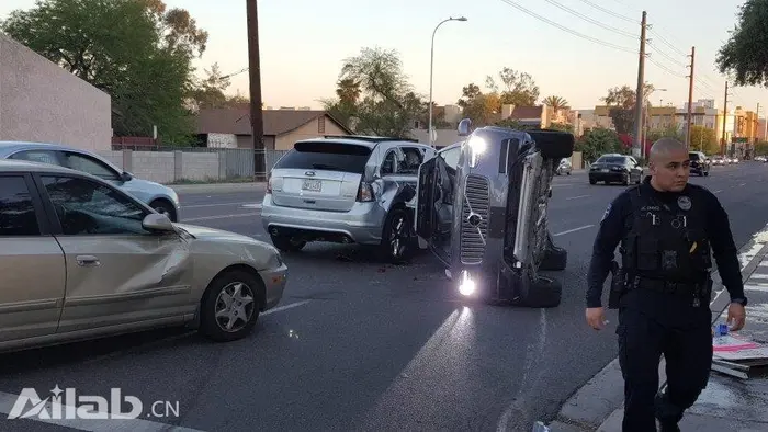 无人驾驶汽车上路被撞翻 Uber暂停自动驾驶项目